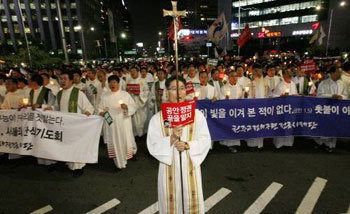 천주교정의구현전국사제단과 촛불집회 참석자들이 지난달 30일 미사를 마친 뒤 을지 로를 거쳐 서울시청 앞 서울광장으로 행진하고 있다. 김재명 기자