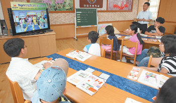전남 신안군 안좌면 안좌초등학교 6학년 학생들이 메가TV를 활용한 영어 수업에 참여하고 있다. 올해 5월 섬 마을인 이곳에 100Mbps급 인터넷망을 구축한 KT는 메가TV를 통해 다양한 콘텐츠를 공급하고 있다. 사진 제공 KT