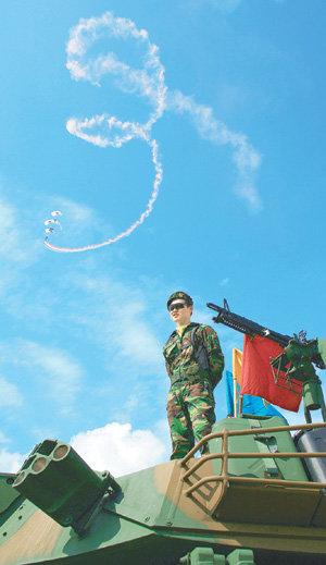 지난해 10월 5일 충남 계룡시 3군 본부 인근 활주로에서 열린 군문화축제에 참석한 기갑부대. 그 뒤로 군인들의 낙하시범이 열리고 있다. 사진 제공 계룡시
