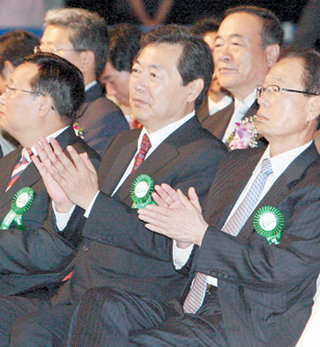 한나라당 박희태 대표(오른쪽)와 맹형규 대통령정무수석비서관(가운데)이 6일 서울 올림픽공원 체조경기장에서 열린 민주당 제1차 정기 전국대의원대회에 참석해 박수를 치고 있다. 안철민 기자