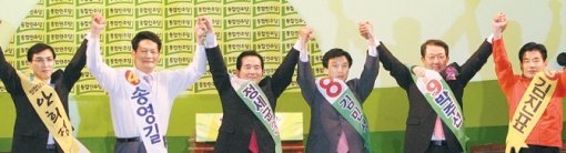 민주당 새 지도부 인사6일 민주당 전국대의원대회에서 새로 선출된 정세균 당 대표와 5명의 최고위원이 대의원들에게 인사를 하고 있다. 전영한 기자