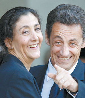 잉그리드 베탕쿠르 전 콜롬비아 대선 후보가 4일 파리 엘리제궁 앞에서 니콜라 사르코지 프랑스 대통령(오른쪽)을 만나 활짝 웃고 있다. 파리=로이터 연합뉴스