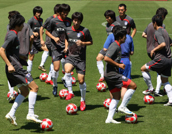 폭염 녹이는 태극전사들의 열정7일부터 합숙훈련에 들어간 올림픽축구 대표 선수들이 9일 파주 국가대표트레이닝센터(NFC)에서 섭씨 30도를 오르내리는 폭염 속에 훈련에 열중하고 있다. 파주=연합뉴스