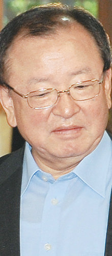 야권의 해임 요구에 직면한 강만수 기획재정부 장관이 9일 서울 종로구 삼청동 총리공관에서 열린 고위 당정협의회의에서 참석자들과 이야기를 나누던 중 고개를 숙인 채 생각에 잠겨 있다. 홍진환 기자