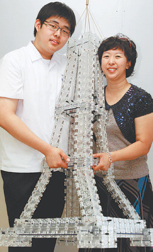 국무총리상을 수상한 경기 낙생고 2학년 최원영 군(왼쪽)과 어머니 이영주 씨. 홍진환 기자