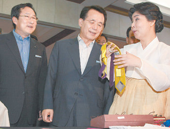 “경제 살리기 모두가 합심” 한승수 국무총리(가운데)가 10일 제주 서귀포시 롯데호텔에서 열린 ‘2008 제주 중소기업 리더스포럼’ 행사장에 마련된 중기 제품 전시 부스를 둘러보고 있다. 서귀포=연합뉴스