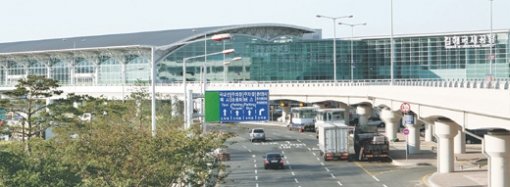 김해국제공항은 2020년이면 터미널과 계류장이 포화 상태에 이를 것으로 전망된다. 주변 여건상 시설 확장이 어려워 국제공항으로서 한계가 있다는 지적을 받는다. 사진 제공 대구시