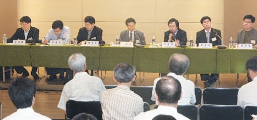 한국정치학회가 10일 서울 종로구 사간동 대한출판문화협회 회관에서 6·25전쟁 정전 55주년 기념 학술회의를 열고 있다. 이 행사는 동아일보 부설 화정평화재단·21세기평화연구소, 통일부가 후원했다. 변영욱 기자