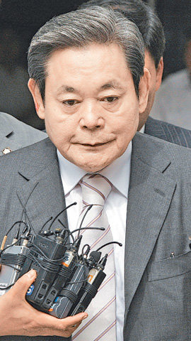 징역 7년을 구형받은 이건희 전 삼성그룹 회장이 10일 오후 서울중앙지법을 나오고 있다. 신원건  기자