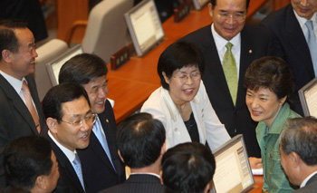 축하받는 朴 전 대표 10일 국회 본회의에 참석한 박근혜 전 한나라당 대표(오른쪽)가 최고위원회의의 ‘친박 의원’ 전원 복당 결정과 관련해 동료 의원들의 축하를 받고 있다. 박경모 기자