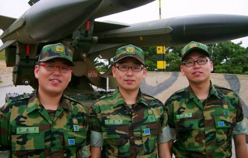 공군에 동반입대한 후 2년 2개월여간의 군복무를 마치고 오는 13일 전역하는 세쌍둥이 형제 안가람(왼쪽부터), 안한뫼, 안솔비 병장. [공군본부 제공]
