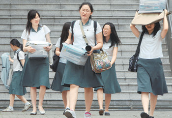 벌써 여름방학 시작여름방학을 맞이한 서울 중구 순화동 이화외국어고 학생들이 11일 오전 사물을 챙겨 집으로 돌아가고 있다. 이화외고는 이날 서울시내 고교 가운데 가장 먼저 여름방학에 들어갔다. 연합뉴스