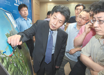 “바로 이 지점” 지도 보며 브리핑 통일부 김호년 대변인이 13일 오전 서울 정부중앙청사 브리핑룸에서 지도를 가리키며 금강산 관광객 피격 사건을 설명하고 있다. 연합뉴스