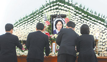 각계 인사 조문 잇따라 서울 송파구 서울아산병원에 마련된 고 박왕자 씨의 빈소. 12일 한승수 국무총리, 현정은 현대그룹 회장 등이 조문한 데 이어 13일엔 이윤호 지식경제부 장관, 김성만 현대상선 사장 등 많은 정관계 재계 인사들이 빈소를 찾아 유족을 위로했다. 홍진환 기자