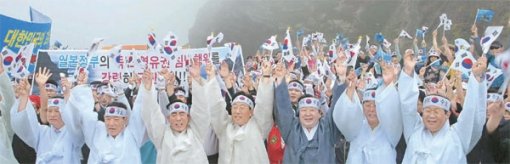 “독도는 우리 땅” 경북도민들 독도서 日규탄대회14일 독도에서 열린 ‘일본의 독도 도발 규탄대회’에서 김관용 도지사(왼쪽에서 네 번째) 등 참석자들이 손에 태극기를 들고 만세를 부르고 있다. 일본이 중학교 학습지도요령 해설서에 독도 영유권 주장을 명기하기로 하자 참석자들은 “일본의 독도 도발은 한일 관계의 신뢰를 무너뜨리는 행동”이라며 “청소년에게 올바른 역사관을 심어주기 위해 일본은 최소한의 양식을 지켜야 한다”고 비판했다. 이날 행사에는 김 지사를 포함해 이상천 도의회 의장, 조병인 경북도교육감, 윤재옥 경북지방경찰청장, 정윤열 울릉군수 등 90여 명이 참가했다. 사진 제공 경북도