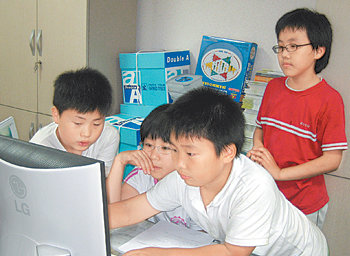 경기 부천시 원미구 중4동에서 활동하는 단비기자단 어린이들이 신문에 실을 내용을 결정하기 위한 편집회의를 하고 있다.