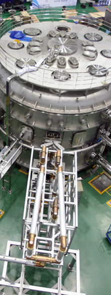 대전 한국기초과학지원연구원 국가핵융합연구소 안에 설치돼 있는 한국형 핵융합실험로 ‘KSTAR’. 플라스마의 온도를 높이고 발생 시간을 늘리기 위한 장치들이 핵융합실험로 주위에 붙어 있다. 사진 제공 국가핵융합연구소