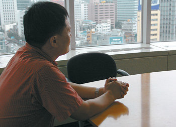 착잡한 교사 미국산 쇠고기 수입 관련 수업 도중 체벌 사건으로 논란이 된 경기상고 이영생(53) 교사가 16일 자신에 대한 온갖 음해로 심적 고통을 겪었다며 착잡한 표정으로 창밖을 내다보고 있다. 김기용 기자