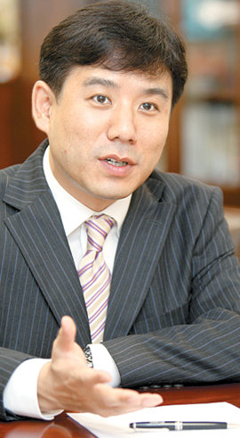 ‘타임스퀘어’ 개발을 지휘하는 김담 ㈜경방 부사장은 “호텔, 사무실, 영화관, 쇼핑몰, 백화점, 대형 서점 등이 한데 모인 첨단 복합단지를 만들어 서울을 대표하는 명소로 키우겠다”고 밝혔다. 이훈구 기자