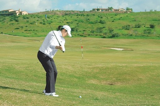 실제 라운드에서는 연습장과 달리 공이 놓이는 상태가 달라 미스샷의 원인이 되기도 한다. 발끝 경사에 따라 목표 지점 설정과 스윙에 변화를 주면 좋은 결과를 얻을 수 있다. 사진 제공 휠라코리아