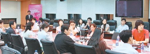 하나로텔레콤은 ‘고객위원회’를 운영하며 고객의 목소리를 듣고 이를 기업 운영에도 반영한다는 방침이다. 지난달 열린 하나로텔레콤의 고객위원회 위촉식. 사진 제공 하나로텔레콤