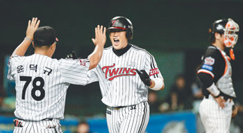 최동수 뒤집기 솔로3-3으로 맞선 8회 롯데의 바뀐 투수 임경완을 상대로 극적인 역전 솔로 홈런을 터뜨린 LG 최동수(가운데)가 더그아웃으로 돌아오며 윤덕규 코치의 축하를 받고 있다. 연합뉴스