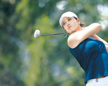 미셸 위가 18번홀(파4)에서 티샷을 한 뒤 날아가는 공을 바라보고 있다. 미셸 위는 5언더파로 올 시즌 자신의 최저타를 기록했다. 스프링필드=AFP 연합뉴스