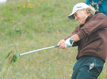 ‘백상어’ 그레그 노먼이 17번홀(파5)에서 깊숙한 러프에 빠진 공을 쳐내고 있다. 전 홀까지 언더파였던 노먼은 이 홀에서 1타를 잃어 이븐파가 됐다. 사우스포트=로이터 연합뉴스