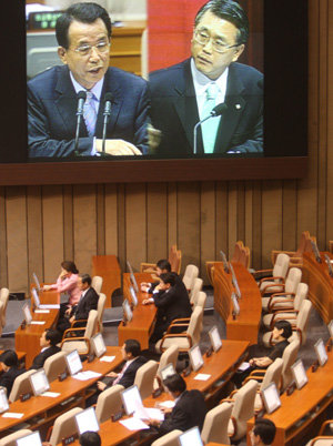 18일 국회 본회의장에서 민주당 김종률 의원(화면 오른쪽)이 한승수 국무총리에게 쇠고기 협상과 관련해 질의하고 있다. 박경모  기자