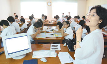 18일 오전 서울 성동구 응봉동 광희중학교 도서관에서 이 학교 정희선 교사(역사)의 지도로 ‘대한민국 건국 60주년 기념 초중고 특별수업(동아일보사 후원)’이 진행되고 있다. 홍진환  기자