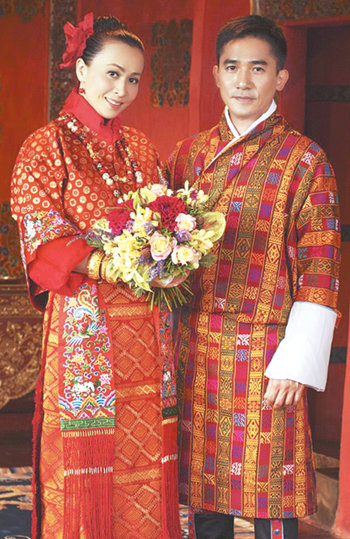 영화배우 량차오웨이(오른쪽)와 류자링이 20일 결혼을 하루 앞두고 부탄에서 웨딩 촬영을 위해 포즈를 취했다. 부탄=로이터 연합뉴스