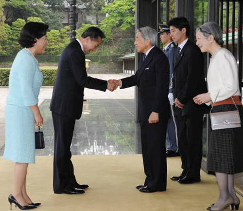 지난 4월 일본을 방문중인 이명박대통령과 김윤옥여사가 왕궁 현관에 마중나온 아키히토 일왕부부의 영접을 받고있다. 이종승 기자