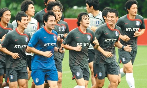 코트디부아르와의 평가전을 앞두고 있는 한국올림픽축구대표팀이 25일 경기 파주시 축구국가대표팀트레이닝센터(NFC)에서 가벼운 달리기로 몸을 풀고 있다. 파주=연합뉴스