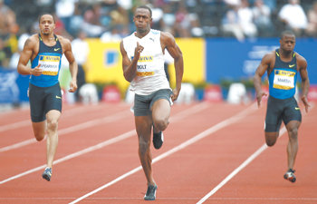 볼트, 200m서도 황제100m 세계기록 보유자 우사인 볼트(자메이카·가운데)가 27일 영국 런던 슈퍼그랑프리대회 남자 200m 결승에서 19초76으로 가장 먼저 결승선을 통과하고 있다. 2위 월러스 스피어먼(미국·왼쪽)은 볼트에 0.51초나 뒤졌다. 런던=로이터 연합뉴스