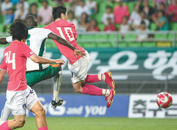 절묘한 오른발 킥한국이 1-0으로 앞선 후반 17분 김동진의 크로스를 받은 이근호(오른쪽)가 골 지역 정면에서 공의 방향을 바꿔 두 번째 골을 성공시키고 있다. 수원=연합뉴스