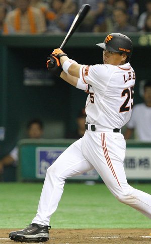 이승엽이 3-0으로 앞선 6회 선두 타자로 나가 야쿠르트 선발 가와시마 료의 직구를 받아쳐 올 시즌 첫 홈런을 터뜨리고 있다. 이승엽의 1군 무대 홈런은 9개월 25일 만이다. 도쿄=연합뉴스