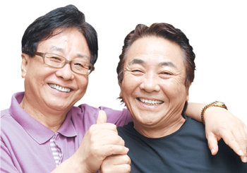 23년 동안 함께 ‘가족오락관’을 만들어 온 MC 허참(오른쪽)과 오경석 작가. 변영욱 기자