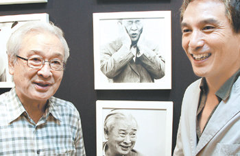 조재현 씨(오른쪽)가 이순재 씨가 출연 중인 연극 ‘라이프 인 더 씨어터’ 공연장을 찾아 반갑게 인사를 나누고 있다. 김경제 기자