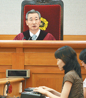 헌재소장 결정 이유 설명 이강국 헌법재판소장이 31일 태아 성 감별 고지를 금지한 의료법 조항에 대해 헌법불합치 결정을 내린 이유를 설명하고 있다. 헌법재판소는 이날 “태아의 성 감별 고지를 무조건 금지한 조항은 시대의 변화에 맞지 않고 의료인의 직업활동 자유와 임신부의 알 권리 등을 침해한다”고 밝혔다. 연합뉴스