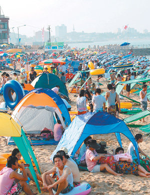 해수욕장 텐트 치고 알뜰피서 지난달 28일 피서객들로 붐비는 강원도 속초해수욕장. 휴가철을 맞아 국내 유명 해수욕장에는 해외여행을 포기한 사람들이 몰리고 있지만 상당수가 ‘고유가 고물가’ 시대를 맞아 좀처럼 지갑을 열지 않는 ‘짠돌이’ 피서객들이다. 속초=정기선 기자