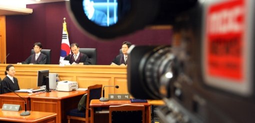 재판부 판결문 낭독 31일 서울남부지법에서 열린 PD수첩 광우병 보도 정정 및 반론보도 청구소송 선고공판에서 김성곤 부장판사(가운데)가 판결문을 읽고 있다. 이날 재판부는 “PD수첩은 일부 잘못된 광우병 보도에 대해 정정·반론보도를 할 의무가 있다”고 판결했다. 연합뉴스