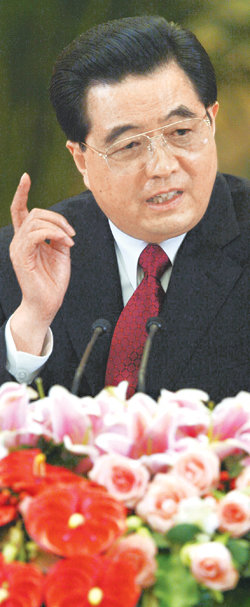 후진타오 중국 국가주석이 1일 베이징 인민대회당에서 가진 외신 기자회견에서 질문에 답변하고 있다. 베이징=로이터 연합뉴스