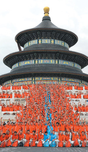 자원봉사자 “올림픽 성공 기원”베이징 올림픽을 일주일 앞둔 1일 베이징 톈탄 공원 상징물인 신년전 앞에서 자원봉사자들이 올림픽 성공을 기원하는 구호를 외치고 있다. 이번 대회 자원봉사자는 7만4615명으로 역대 최대 규모다. 베이징=올림픽 사진공동취재단