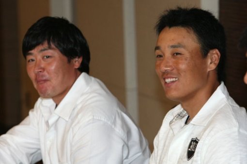 1일 오후 서울 청담동 리베라 호텔에서 열린 베이징 올림픽 야구 대표팀 공식 기자회견에서 이승엽(오른쪽)과 진갑용(왼쪽)이 환하게 웃고 있다.