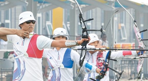 베이징 올림픽 개막을 나흘 앞둔 4일 베이징 양궁 연습장에서 한국 남녀 대표 선수들이 활시위를 당기며 마지막 담금질을 하고 있다. 한국 양궁은 남녀 전 종목 석권을 목표로 하고 있다. 베이징=올림픽 사진공동취재단