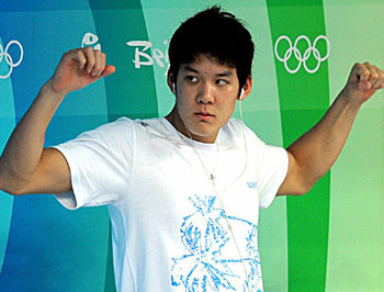 4일 베이징 워터큐브 수영장 내 보조경기장에서 훈련을 하기에 앞서 스트레칭으로 몸을 풀던 박태환이 주경기장 쪽으로 이동하는 호주대표팀을 경계하는 눈으로 쳐다보고 있다. 베이징=올림픽사진공동취재단