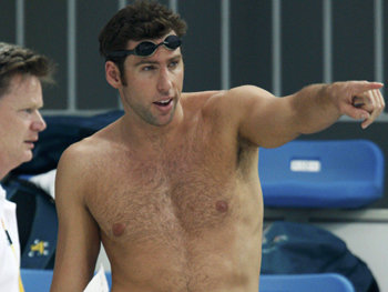 남자 자유형 400m에서 박태환과 우승을 다툴 호주의 그랜트 해킷이 4일 훈련 중 뭔가를 가리키고 있다. 해킷은 보조경기장의 박태환을 의식했는지 이날 자유형 400m만 집중 훈련했다. 베이징=로이터 연합뉴스