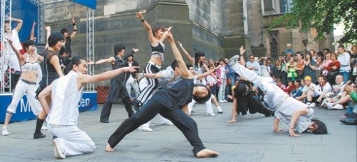 5일 오후 영국 에든버러 축제에서 ‘사랑하면 춤을 춰라’의 출연진이 역동적인 비보이 댄스로 거리 공연을 펼쳐 관객들에게 큰 박수를 받고 있다. 에든버러=유성운 기자
