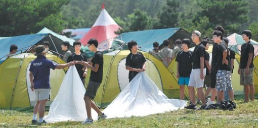 국제 청소년야영대회에 참석하기 위해 도착한 청소년들이 자신들이 생활하게 될 천막을 설치하고 있다. 사진 제공 한국스카우트연맹