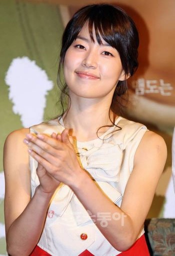 “박태환 파이팅!” 탤런트 한지혜가 중국 톱스타 윌리암과 함께 베이징 올림픽 수영 공식 테마곡 ‘프렌즈’를 부른다.[스포츠동아DB]